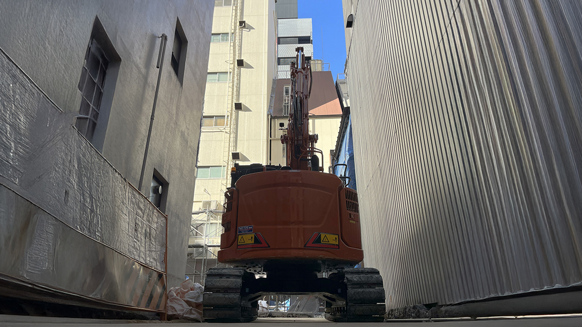 道路幅が狭い家を解体する工事の流れと重機使用の境界線